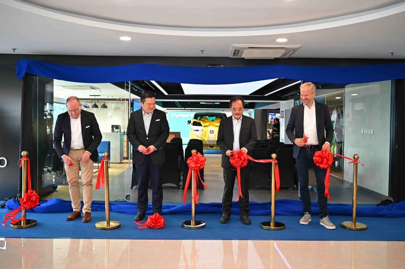 Para petinggi Volkswagen dan Indomobil meresmikan City Store indomobil yang berpose dental unit anyar ID. Buzz
