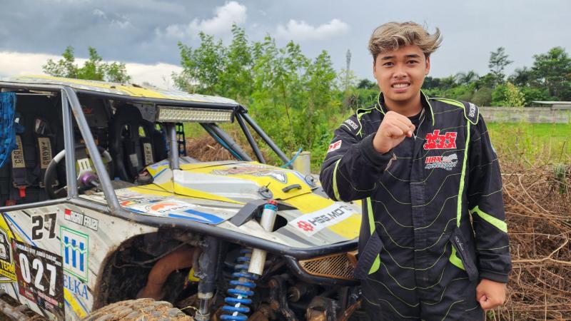 Noufal Rayhan dengan mobil andalannya di medan kompetisi IOF. (Foto: iof)