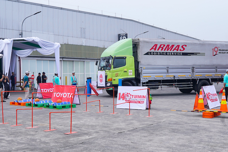 Para sopir peserta kontes Logistics Skill Contest by TMMIN untuk mendukung kelancaran arus logistik