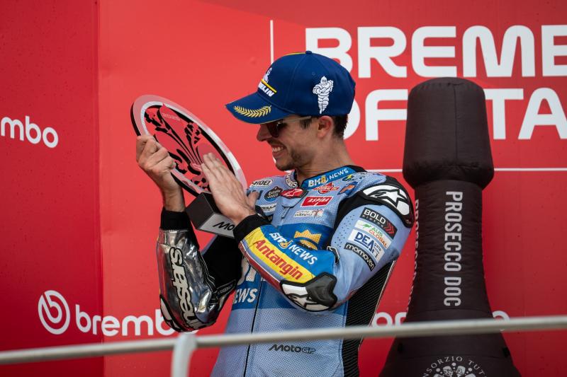 Pebalap Gresini Racing Alex Marquez merayakan capaian podiumnya di Seri MotoGP Italia