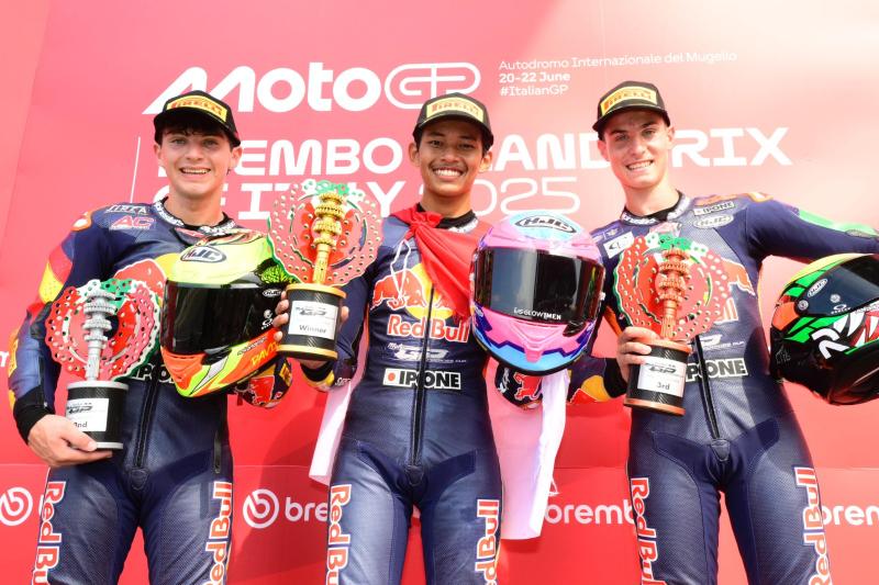 Pebalap muda Veda Ega Pratama dengan trophynya saat menjuarai ajang balap internasional di Italia 