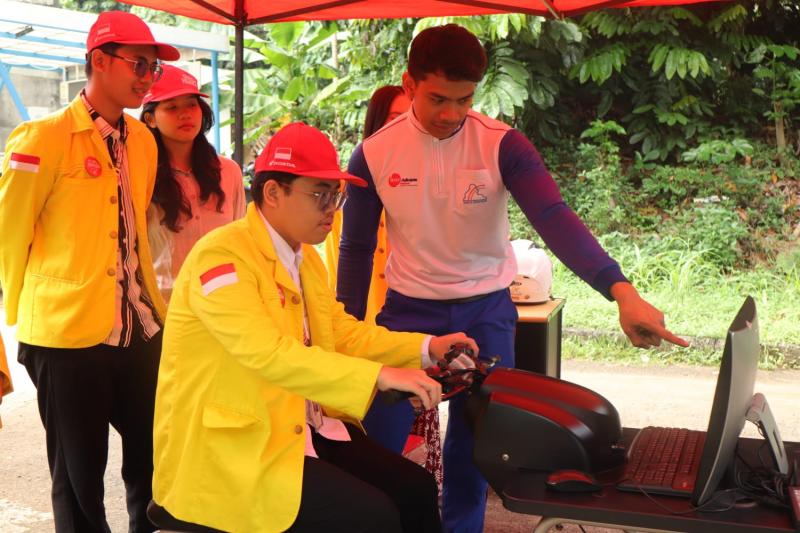 Para mahasiswa ikut ambil bagian untuk pembuatan konten kreatif bagi kampanye keselamatan 