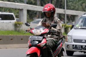 Pahami Etika Bermotor, Jangan Gunakan Ponsel Saat Naik Motor