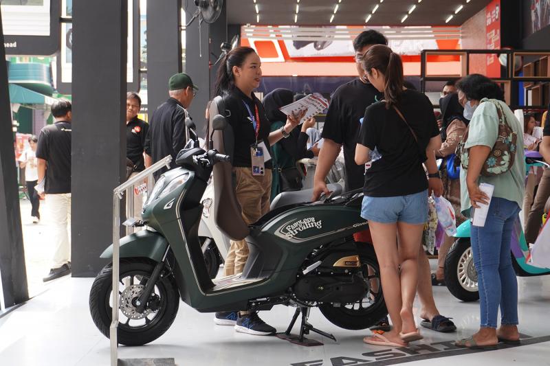 Pengunjung Jakarta Fair Kemayoran menikmati promo dari Wahana Makmur Sejati di Booth Honda