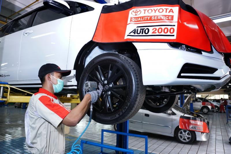 Mekanik Auto2000 sementara melakukan perawatan terhadap mobil Toyota