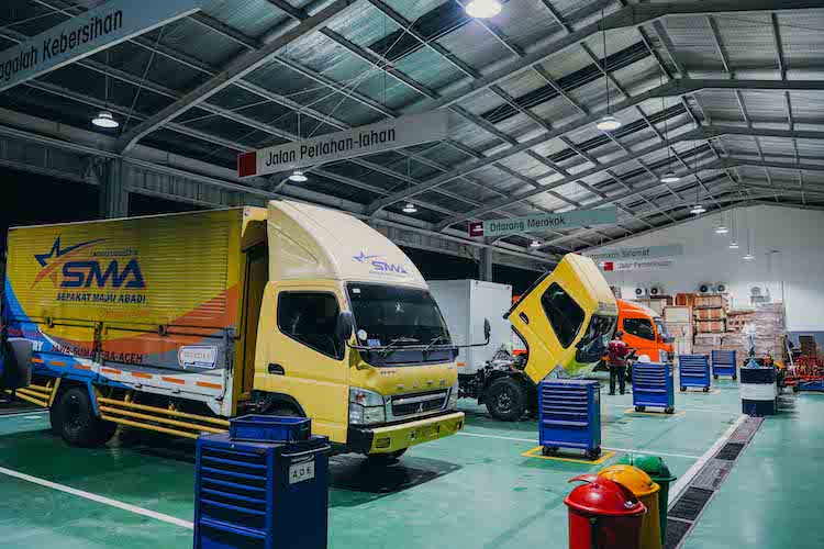 Bengkel 24 Jam Fuso yang soap melayani kebutuhan servis para partners untuk kelancaran operational armadanya