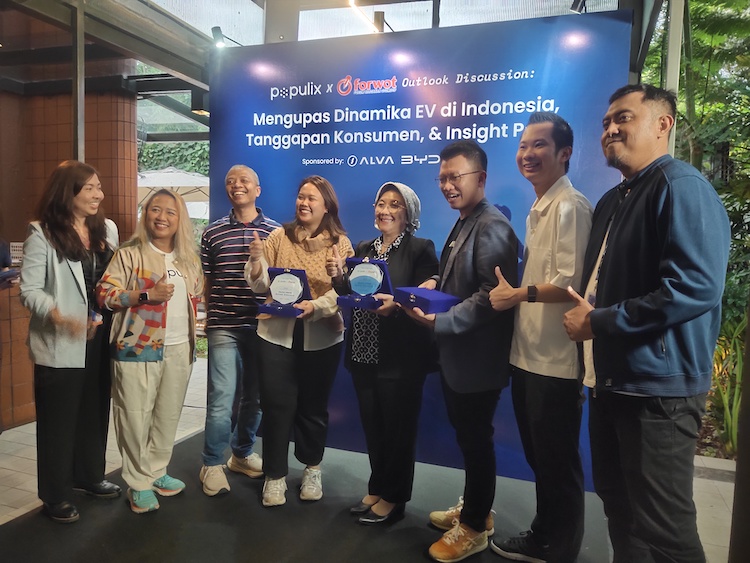 Para narasumber dari Populix, NBRI, Alva, dan Ketua Forwot berfoto setelah diskusi soal perkembangan kendaraan listrik di Indonesia