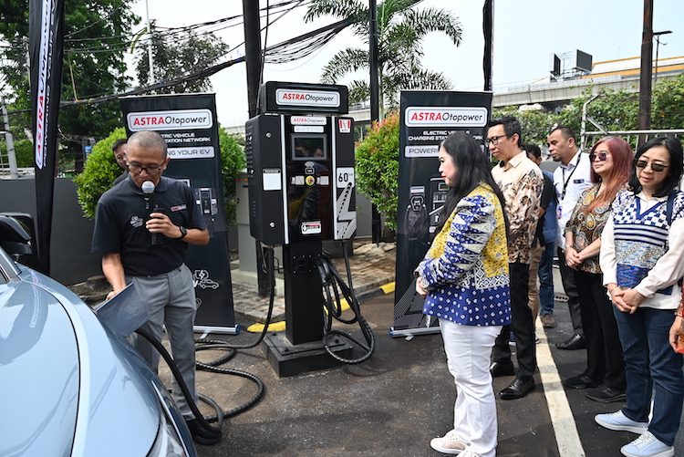 Dukung Pengecasan Kendaraan Listrik, Astra Otopower Hadir di KFC MT Haryono