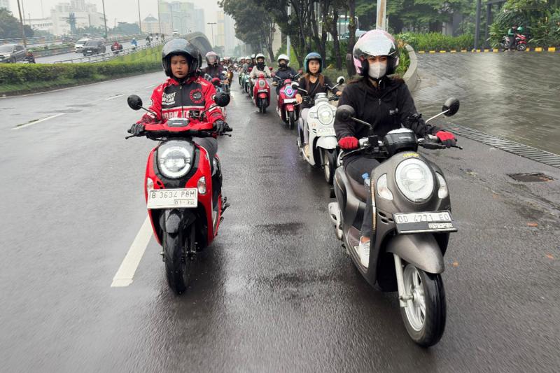 Para member komunitas Honda matic Stylo 160 dan Honda Scoopy melakukan touring santai bareng Wahana Honda