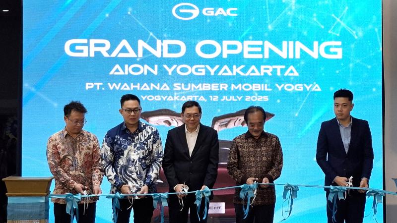 Para petinggi GAC Indonesia meresmikan Diler barunya di Yogyakarta 