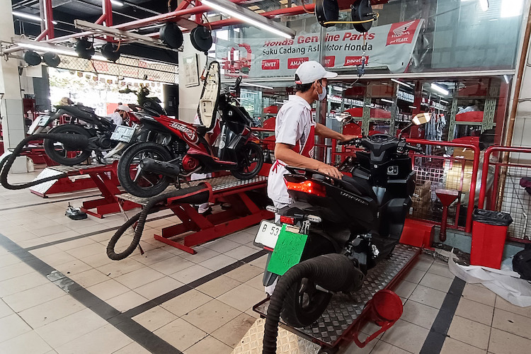 Mekanik AHASS melakukan pengecekan dan servis motor Honda konsumen