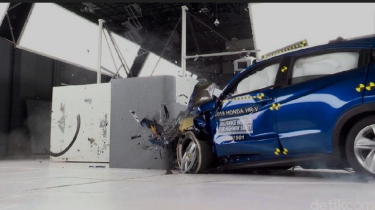 Uji tabrak mobil dari NHTSA untuk mengukur standar keselamatan mobil