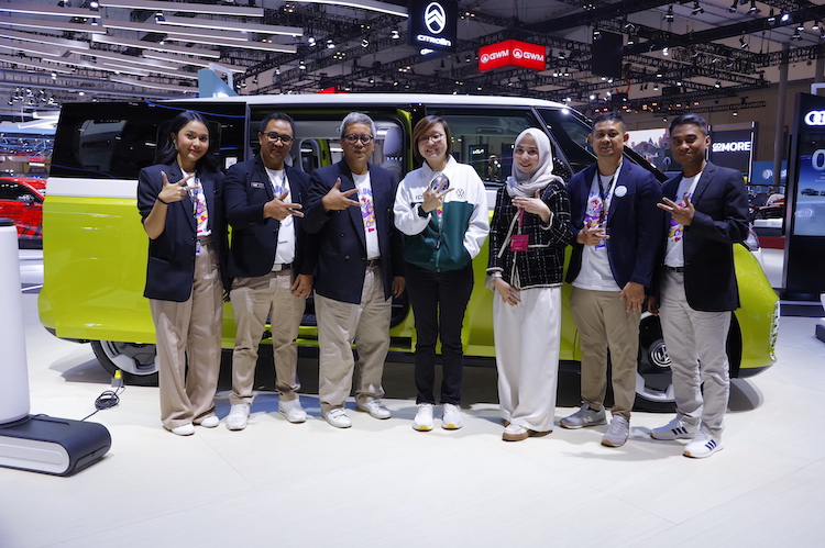 Petinggi Volkswagen bedpost bersama Wamen Kementerian Ekonomi Kreatif di GIIAS 2025