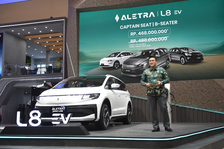 Product Manager PT Aletra Mobil Nusantara, Christo Antyo memperkenalkan mobil listrik baru Alerta untuk keluarga
