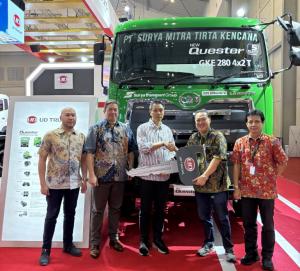 Dukung Bisnis Logistik, Astra UD Trucks Serahkan Unit Quester ke PT Surya Mitra Tirta Kencana   