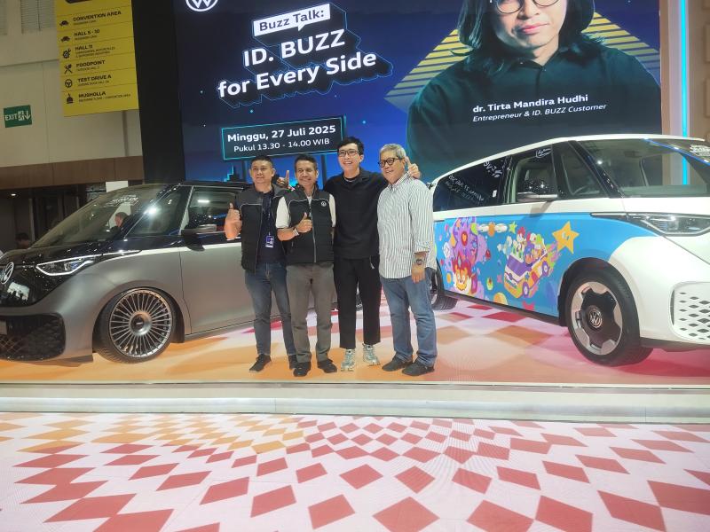 dr Tirta bersama para petinggi Volkswagen berbagi ilmu di boothnya di GIIAS 2025