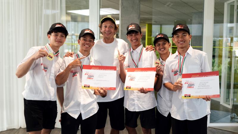 5 Pembalap Muda Indonesia Bersama Valentino Rossi (Foto: Pertamina)