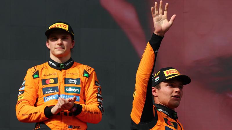 Finish 1-2, ekspresi berbeda Oscar Piastri dan Lando Norris di atas podium GP Hungaria 2025. (Foto: f1)
