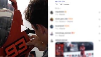 Momen Marc Marquez menempelkan angka kramatnya di fairing motor..