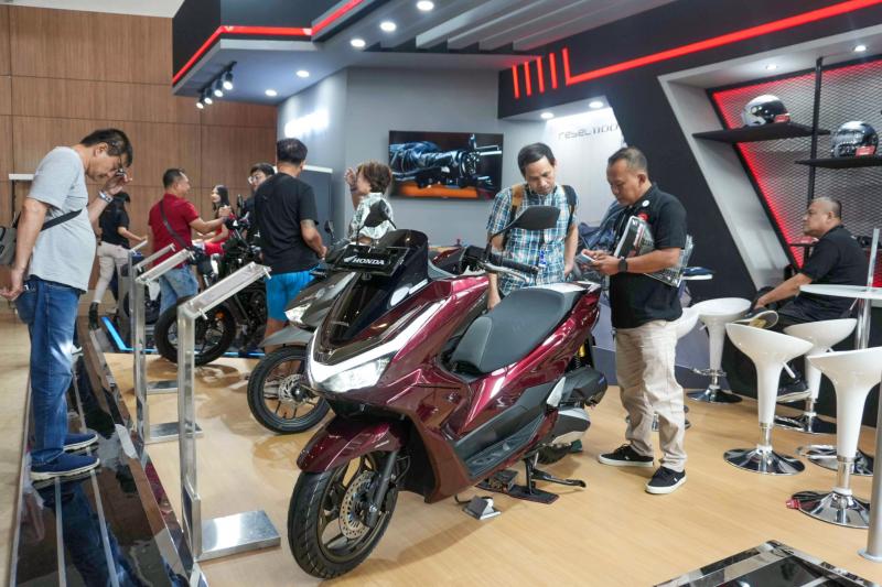 Pengunjung yang tertarik dengan PCX 160 Roadsync mengamati motor skutik gembul Honda
