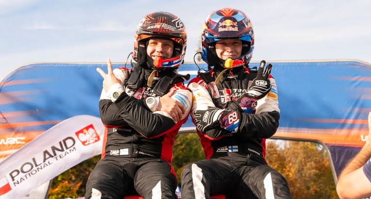 Kalle Rovanpera dan navigator Jonne Halttunen usai memenangi seri WRC Finlandia 2025. (Foto: rsllyjournal)