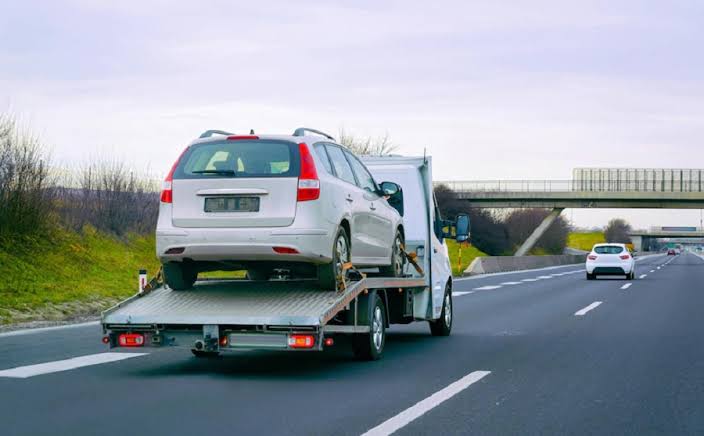 Mobil towing melakukan evakuasi terhadap kendaraan yang mogok di jalan tol