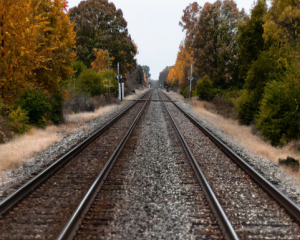 Mobil Listrik vs Rel Kereta Api Aman atau Berisiko Ini Faktanya