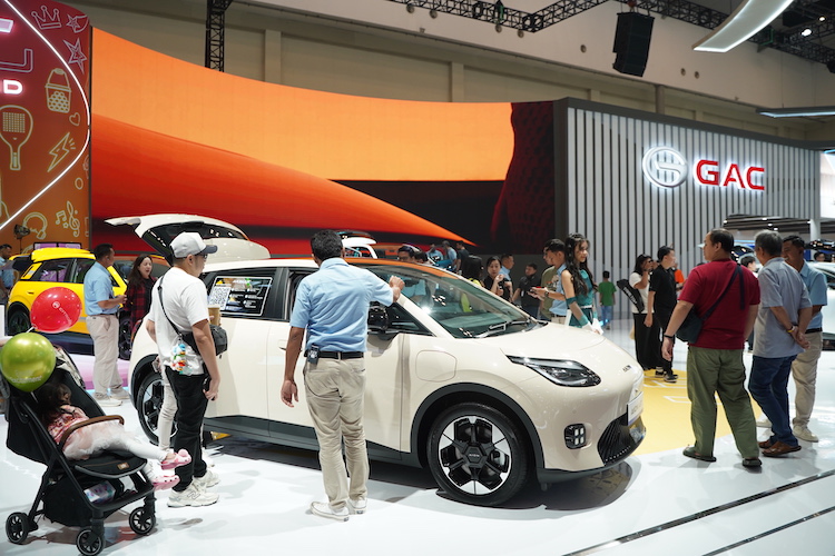 Pengunjung GIIAS 2025 bercengkrama dengan mobil listrik baru AION UT 
