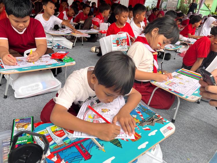 Anak-anak antusias mengikuti lomba mewarnai yang diadakan Pertamina Enduro menyambut ajang MotoGP Indonesia 2025