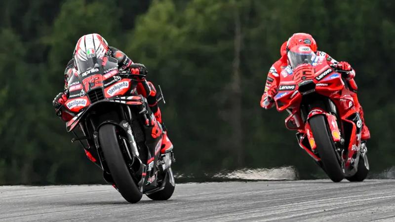 Duel Marco Bezzecchi dan Marc Marquez di GP Austria 2025 (Foto: MotoGP)