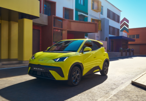 Perbandingan Cicilan Daihatsu Ayla vs BYD Atto 1 Bikin Dompet Lebih Lega yang Mana?