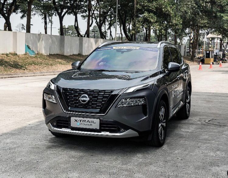 Tampilan The All New Nissan X-Trail e-POWER with e-4ORCE yang menjadi SUV tangguh dan rajah lingkungan