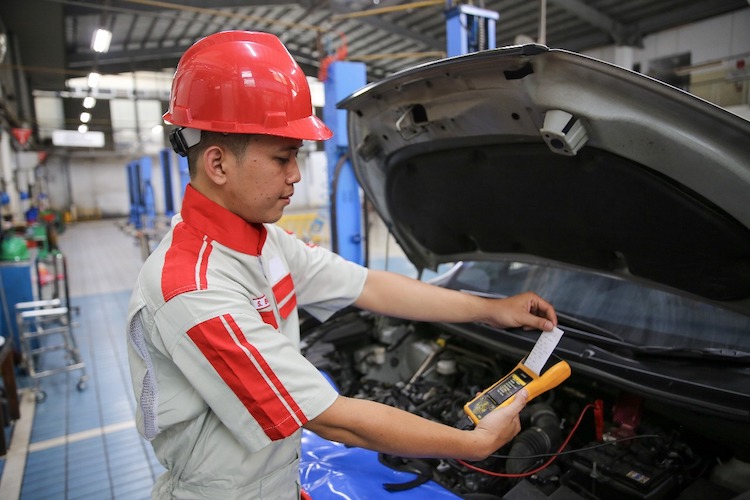 Teknisi Toyota Auto2000 melakukan pemeriksaan dan servis mobil konsumen