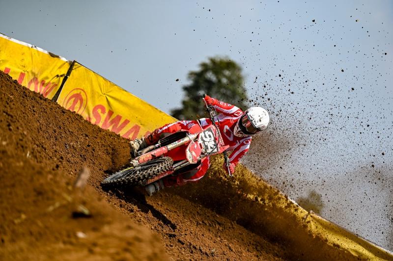 Pebalap motorcross dari Astra Honda Racing Team melibas trek menantang dalam balapan