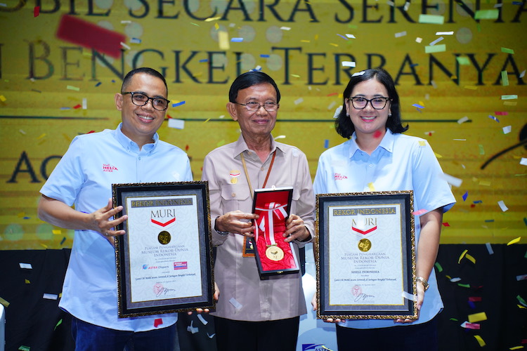 Perwakilan Shell Helix dan Astra Otoparts menerima piagam penghargaan Rekor MURI untuk penggantian oli mobil terbanyak di Indoensia