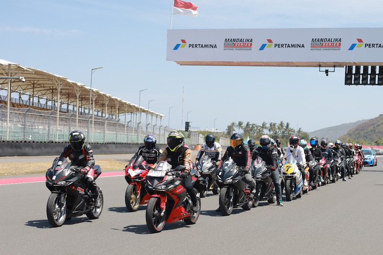 Para bikers Honda menikmati Honda Track Day di Sirkuit Mandalika