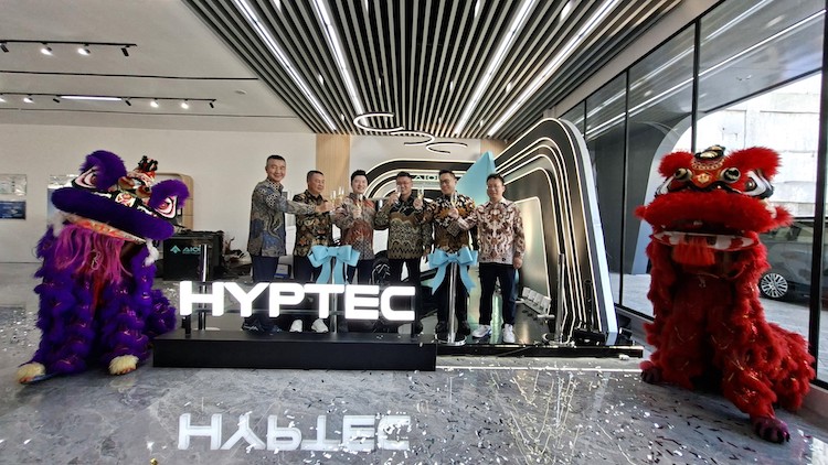 Para petinggi GAC Indonesia meresmikan kehadiran dealernya di Surabaya