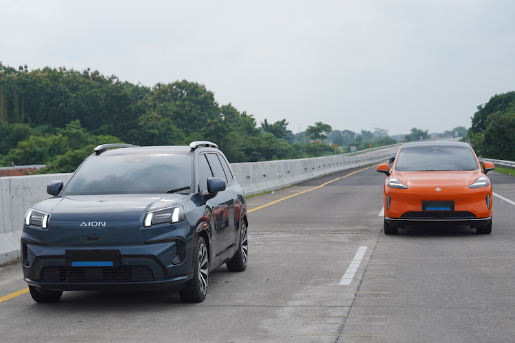 Tampilan Mobil listrik futuristik dari AION dan Hyptec dengan teknologi canggih