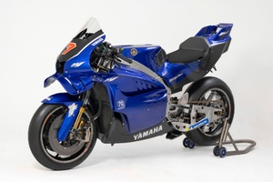 Prototype Yamaha YZR-M1 bermesin V4 yang hari ini coba turun balapan resmi MotoGP. (Foto: autosport)