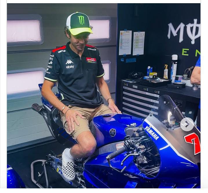 Valentino Rossi di atas  prototype Yamaha M1-V4. (Foto: yamaha)