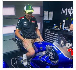 MotoGP 2025: Valentino Rossi Dapat Perlakuan Khusus, Tunggangi M1-V4 di Garasi Yamaha