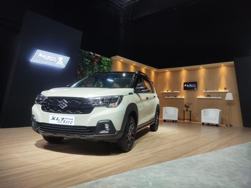 Tampilan menggoda Suzuki XL7 Hybrid Alpha Kuro yang lebih macho dan elegan