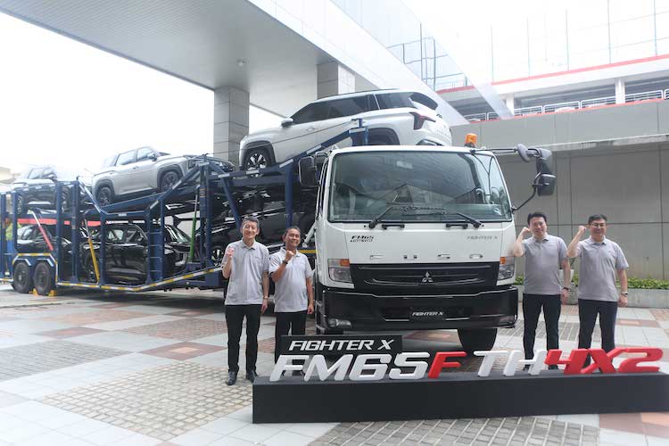Para Petinggi Mitsubishi Fuso bersanding dengan Fuso Fighter X FM65F yang bakal mendukung bisnis logistik di Indonesia