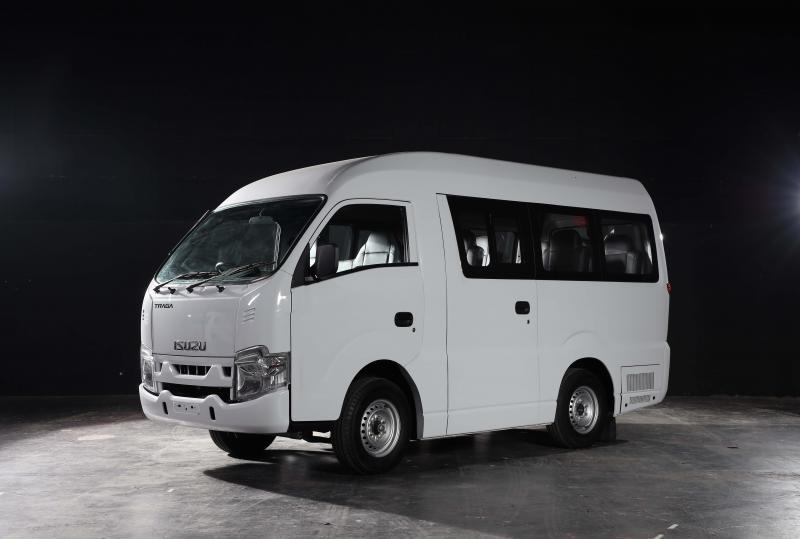 Isuzu Traga yang menjadi bus travel yang ramah untuk penumpang