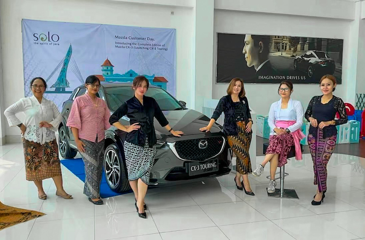 Para pecinta Mazda ikut memeriahkan Hari Pelanggan Nasional 2025 bersama mobil anyar The New Mazda CX-3 Touring