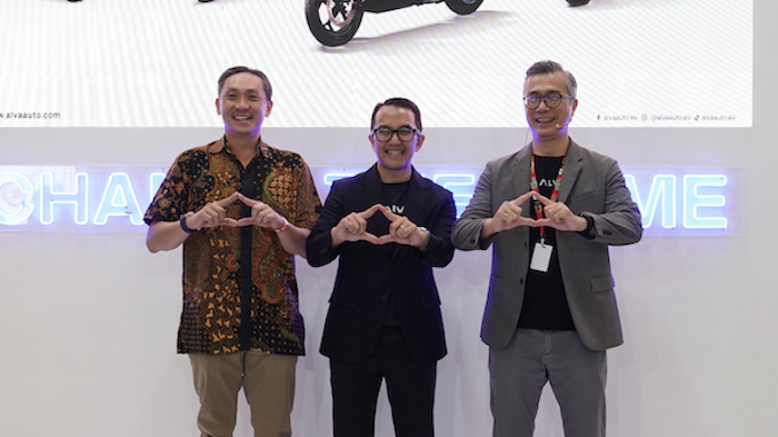 Para petinggi ALVA dan Kalista berpose di Booth ALVA di IMOS 2025