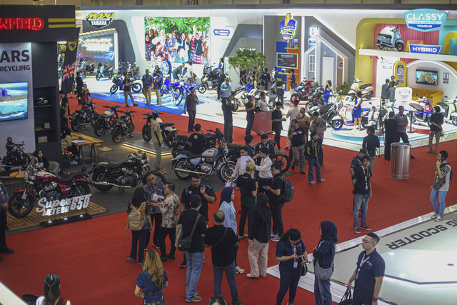 Ramai pengunjung menikmati program di berbagi Booth sepeda motor di IMOS 2025