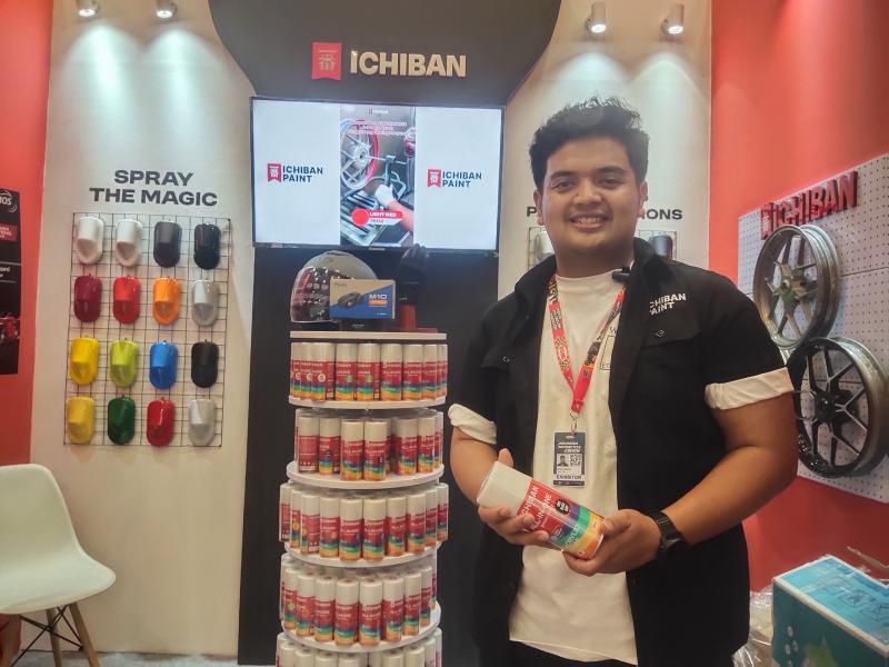 Irvan dari Ichiban di boothnya dengan ragam produk cat yang aplikatif untuk ragam kebutuhan