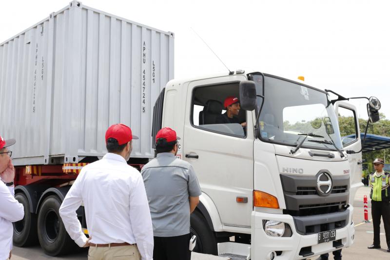 Petinggi Hino dan Nestle ikut mematau pelatihan keselamatan berkendara untuk truk logistik 