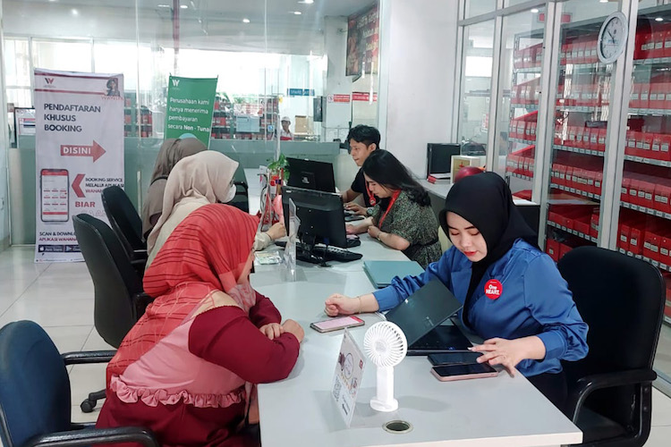 Karyawan Wahana sementara melakukan pelayanan kepada konsumen